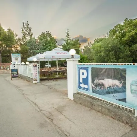 Hotel Riviera, *